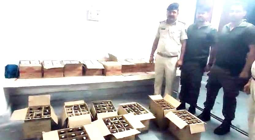 स्कार्पियो से 180 लीटर विदेशी शराब जब्त, दो तस्कर समेत तीन फरार