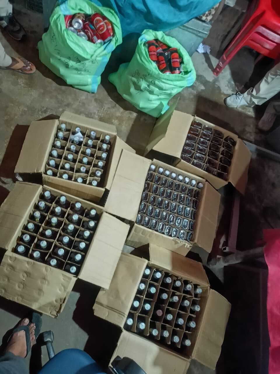 वाहन से 263 बोतल विदेशी शराब व बीयर बरामद, तस्कर फरार