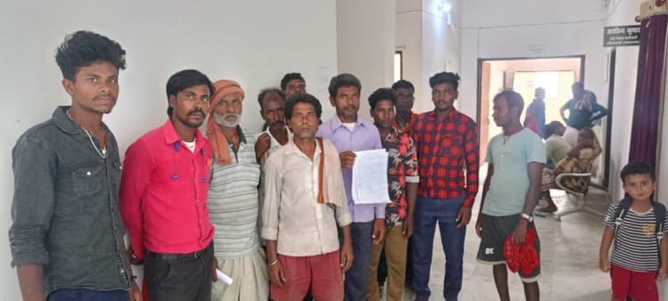 सामुदायिक शौचालयों पर दबंगों ने जमा रखा है कब्जा