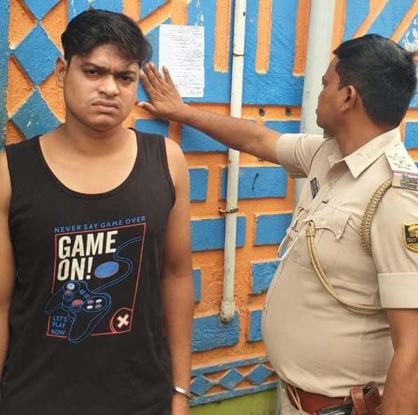 लूटकांड के आराेपित के घर लगाया इश्तेहार