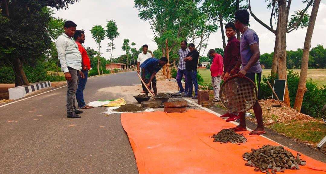 अभियंता की टीम ने की नारायणपुर- बुढैई रोड की जांच