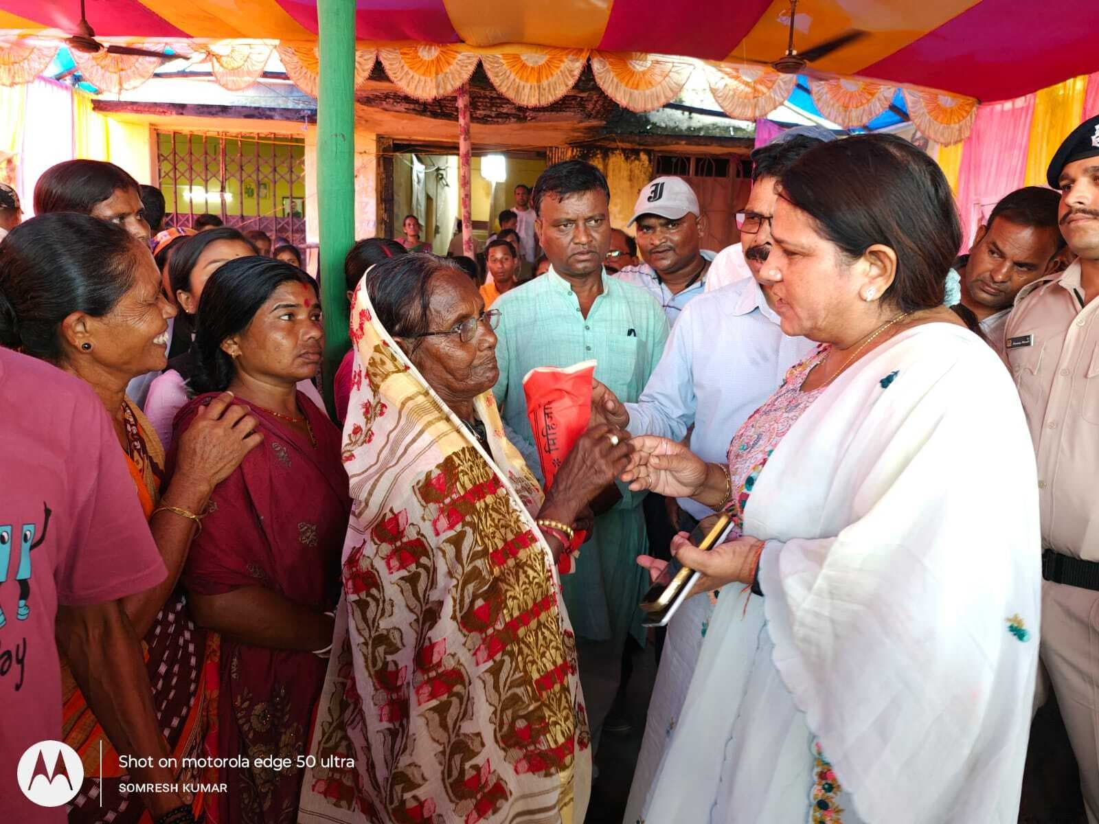 स्कूली छात्राओं के बीच साइकिल व मंईयां सम्मान योजना का स्वीकृति पत्र वितरित