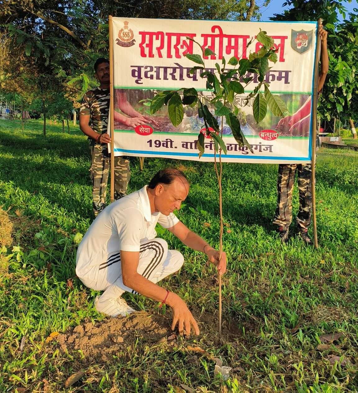 एक पेड़ मां के नाम, एसएसबी के जवानों ने किया पौधरोपण