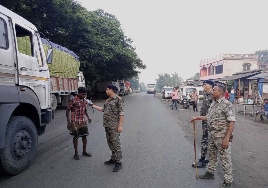 बिना ड्राइविंग लाइसेंस चला रहा था हाइवा, पांच वाहन किये गये सीज