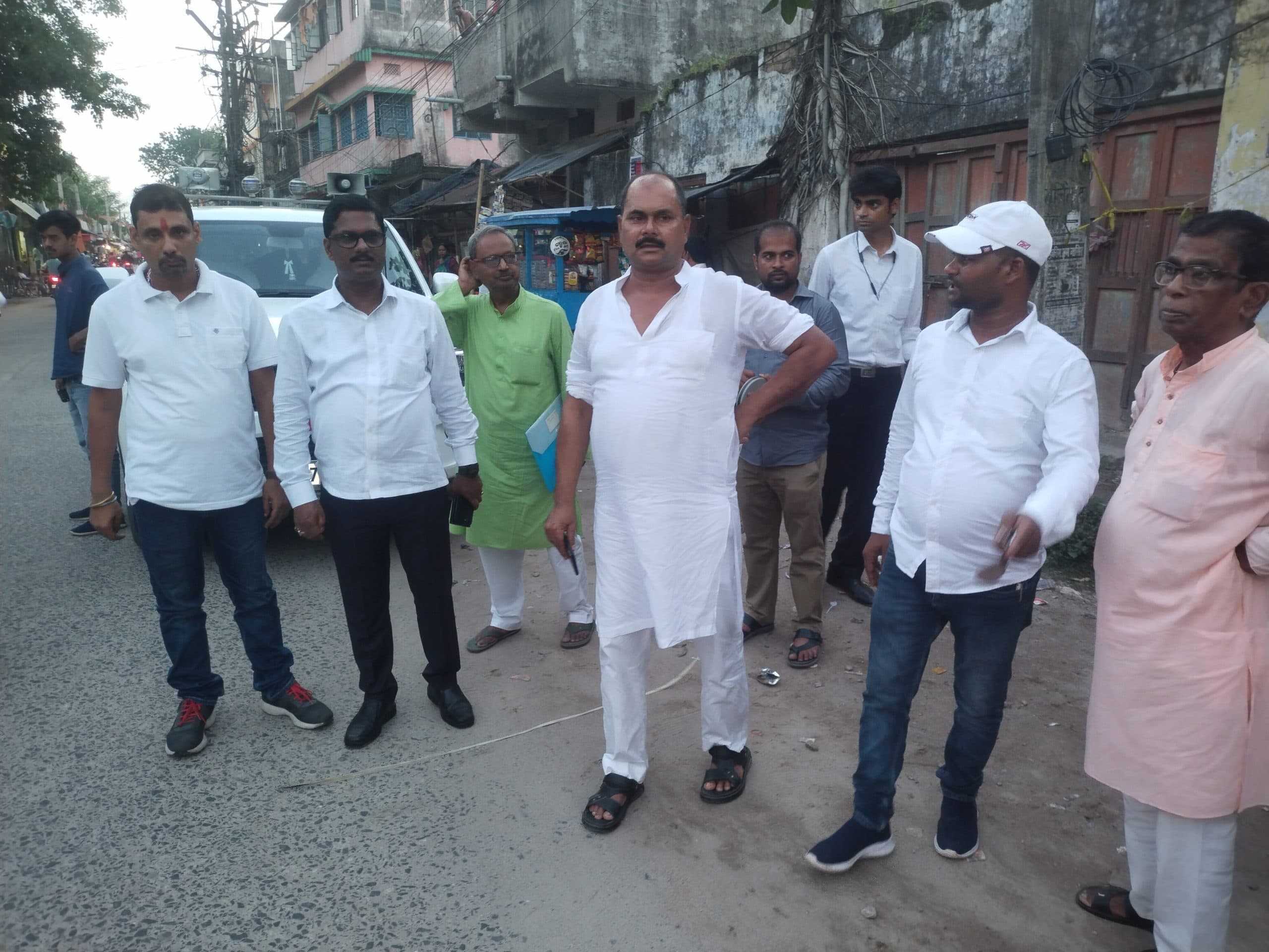 गांधी चौक से डे मार्केट सब्जी मंडी तक सड़क का होगा चौड़ीकरण, नप अध्यक्ष ने लिया जायजा