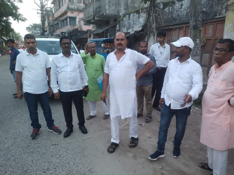 गांधी चौक से डे मार्केट सब्जी मंडी तक सड़क का होगा चौड़ीकरण, नप अध्यक्ष ने लिया जायजा