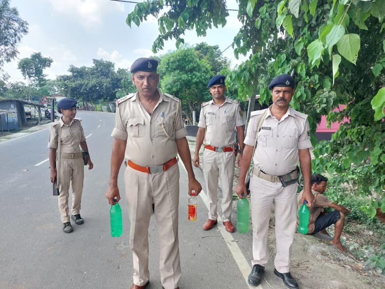 पोठिया पुलिस ने विशेष अभियान में चार लीटर देशी शराब किया जब्त, जावा का किया विनिष्ट