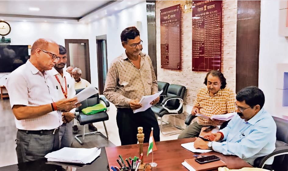 डीएम के आदेशों का पालन नहीं कर रहे अधिकारी, नियम ताक पर