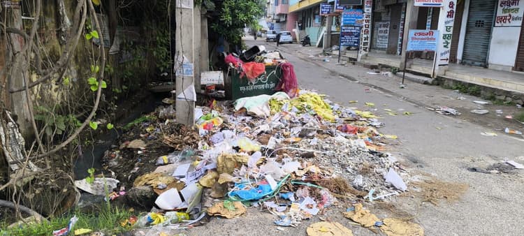 शहरी क्षेत्र में बढ़ता जा रहा है कचरे का ढेर