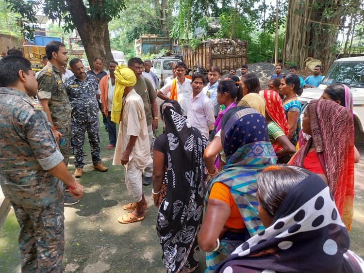 आरोपियों की गिरफ्तारी की मांग को ले घायल की पुत्री पहुंची थाना