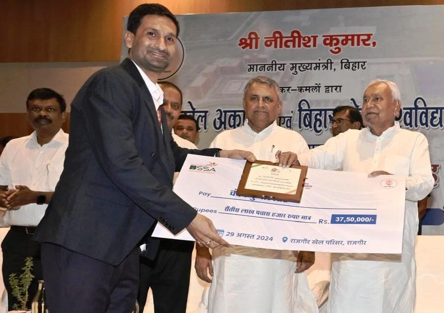 खेल दिवस पर मुख्यमंत्री ने मुंगेर के लाल चंदन को 37.50 लाख का चेक देकर किया सम्मानित