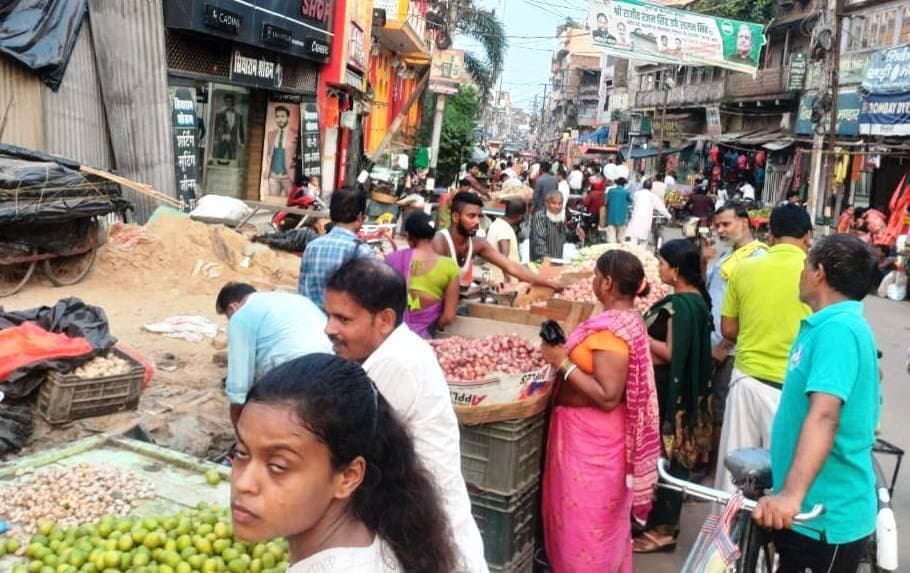 एक दिन में ही दम तोड़ दिया अतिक्रमण हटाओ अभियान, मुख्य सड़क पर ठेला वालों का कब्जा