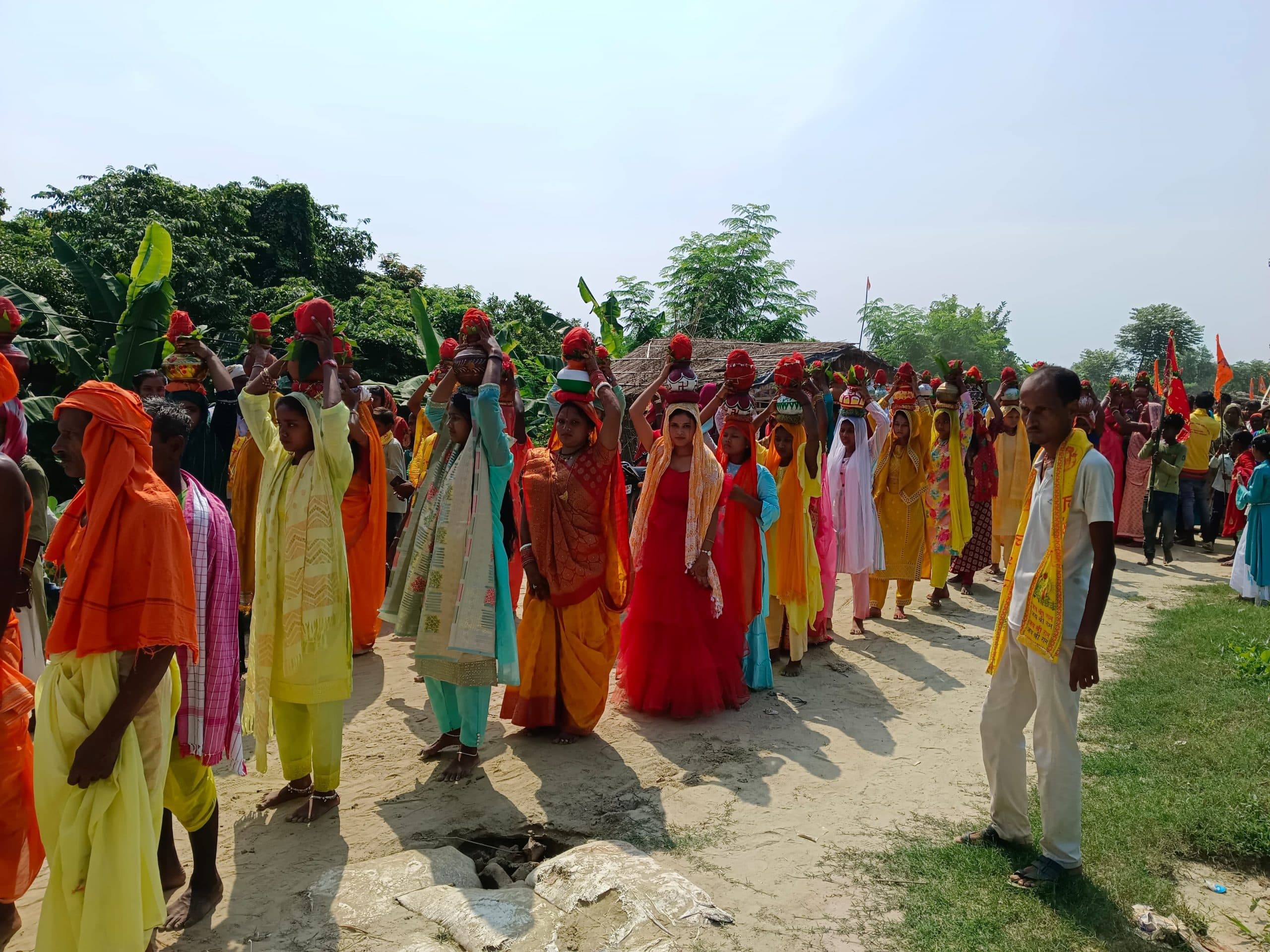 Samastipur News: कलवाड़ा में नवाह महायज्ञ को लेकर निकाली गयी कलश शोभा यात्रा