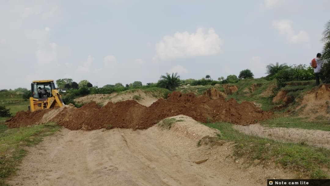 वन विभाग ने ट्रेंच कटिंग कर रास्ता किया बंद