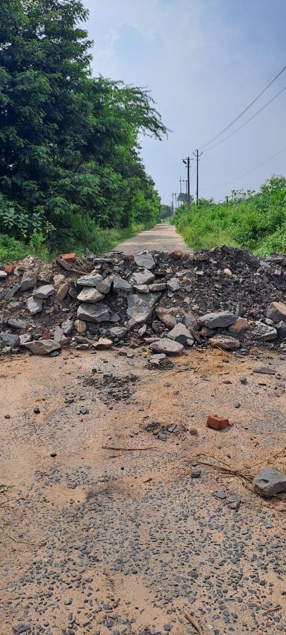 रेलवे साइडिंग बनाने को लेकर बंद की गयी सड़क, लोग परेशान