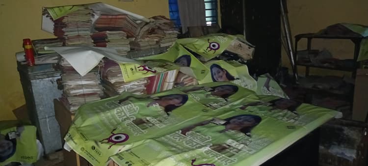 जर्जर है उपकोषागार कार्यालय भवन, भीग रहे दस्तावेज