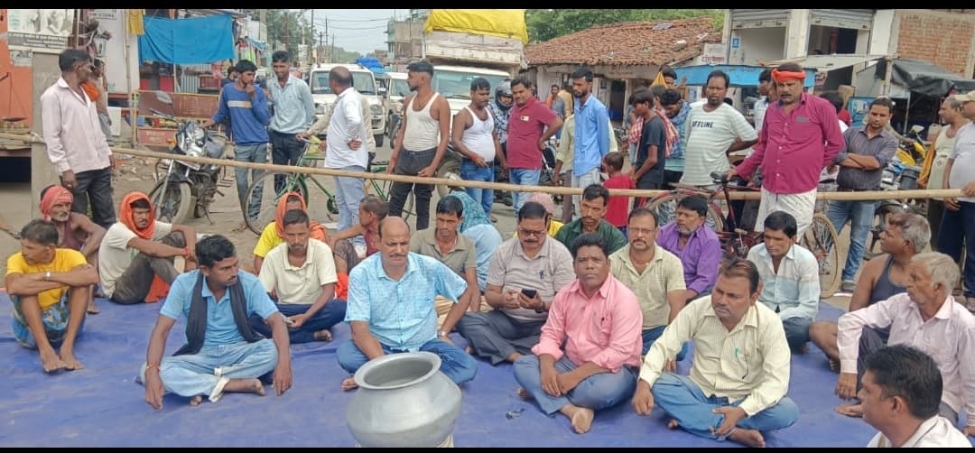 पानी के लिए सड़क पर उतरे ग्रामीण