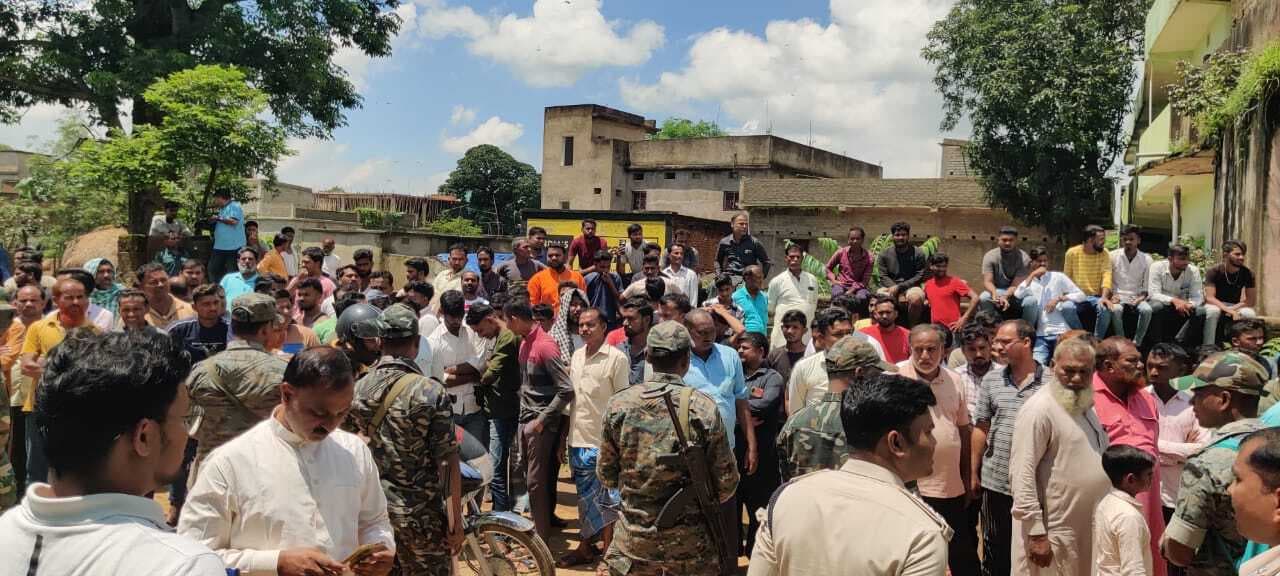 27 को हो गयी थी विवाहिता की मौत, परिजनों की शिकायत के बाद पुलिस ने कब्र से निकाला शव