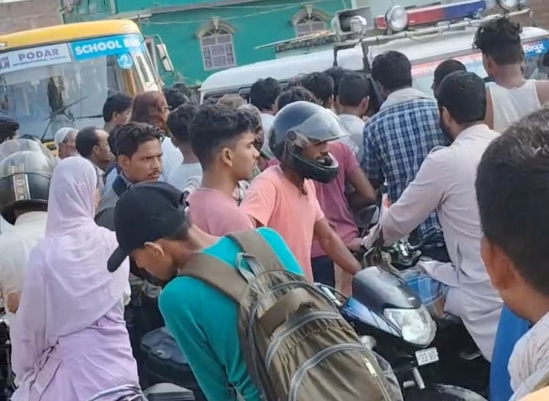 Samastipur News:Crime News:स्काॅर्पियो का पीछा कर रहे बाइक सवार बदमाशों को ग्रामीणों ने पुलिस के हवाले किया