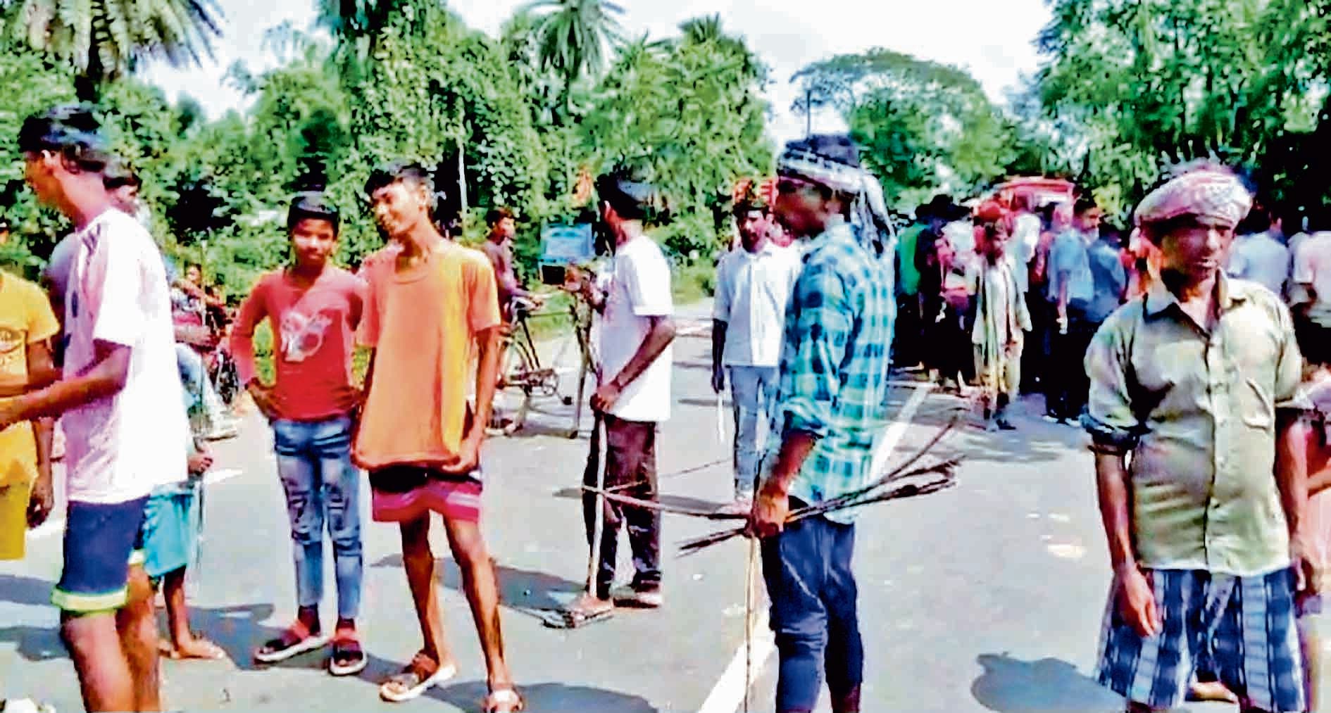 प्रदूषण के खिलाफ ग्रामीणों ने सड़क किया अवरुद्ध