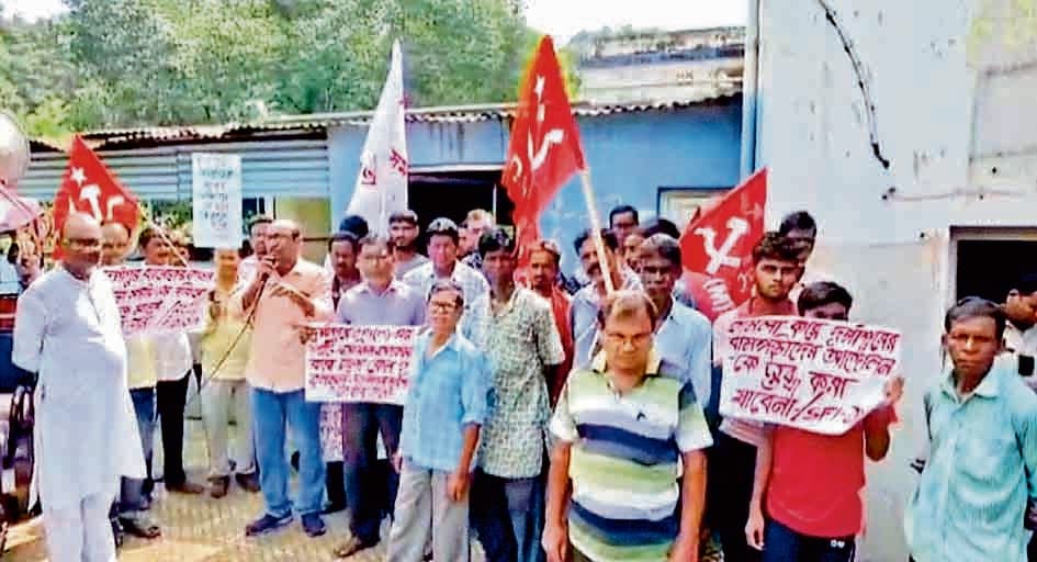 सड़क मरम्मत की मांग पर माकपा का प्रदर्शन