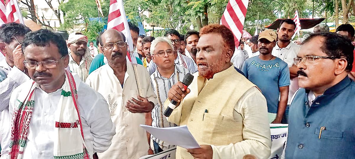 city news : आदिवासियों की जमीन लूट की सीबीआई जांच की मांग को लेकर उपायुक्त कार्यालय का घेराव