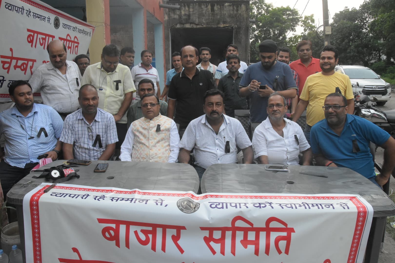 बाजार शुल्क के खिलाफ व्यवसायियों ने लगाया काला बिल्ला