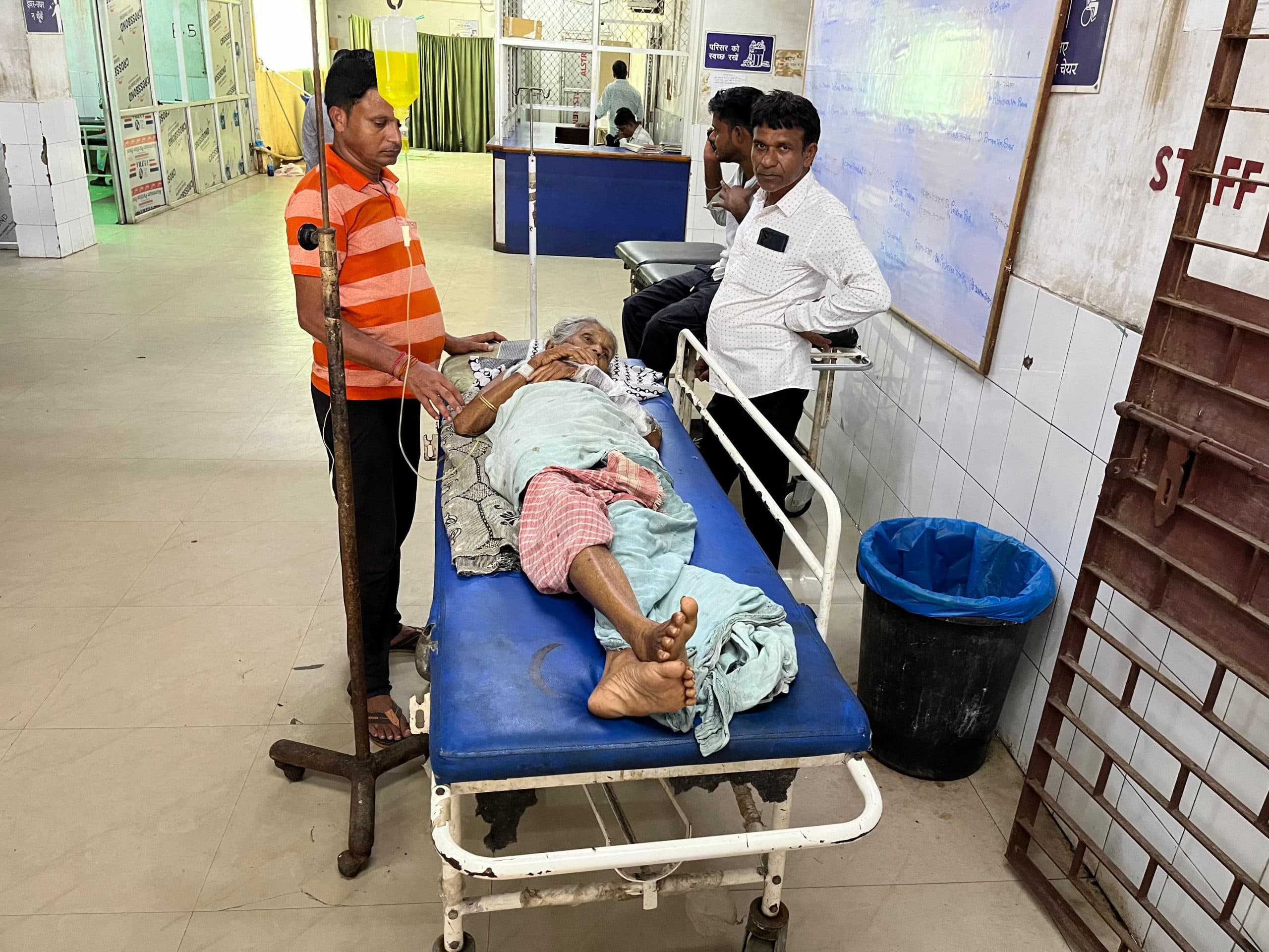 एसएनएमएमसीएच : वार्ड में बेड खाली नहीं होने पर वृद्धा को इमरजेंसी के बरामदे में चढ़ायी गयी स्लाइन