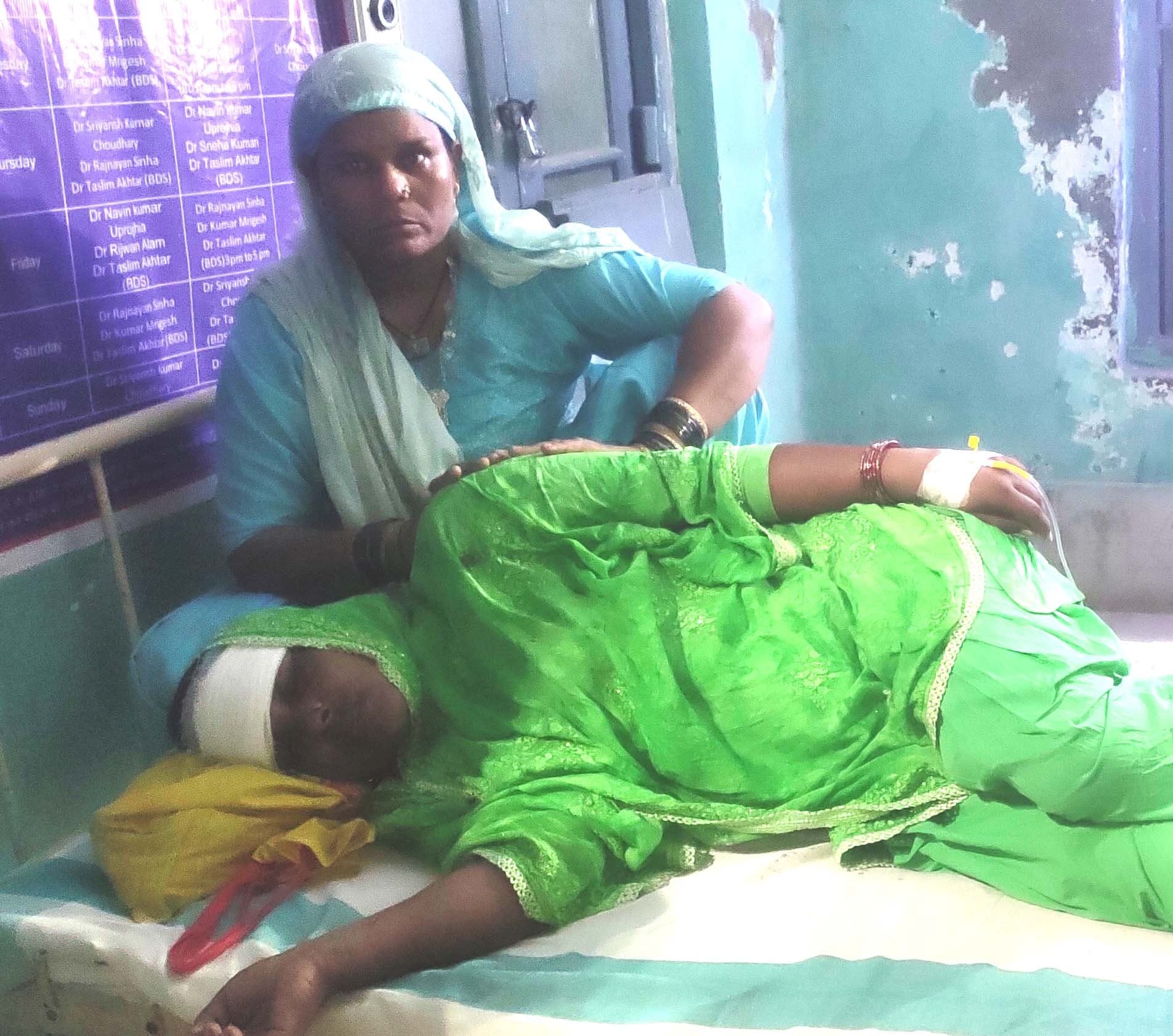 बाइक से गिरने से महिला की स्थिति नाजुक, रेफर