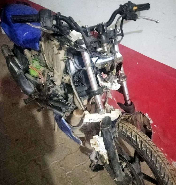 वाहन से टक्कर में बाइक सवार दो युवक की मौत, एक की हालत गंभीर