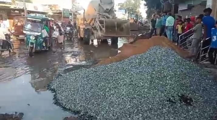 रोड पर जल जमाव को हटाने में जुटा जिला प्रशासन