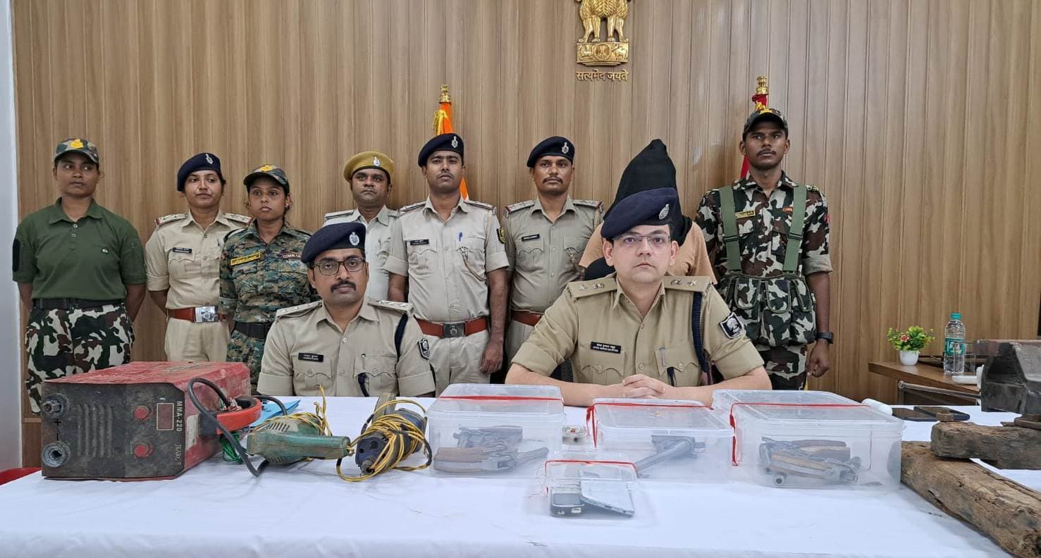 पति-पत्नी मिलकर अपने घर में ही तैयार कर रहा था हथियार, पुलिस ने किया गिरफ्तार
