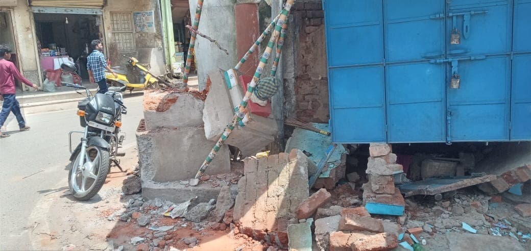 अज्ञात वाहन के धक्के से नेताजी की प्रतिमा क्षतिग्रस्त