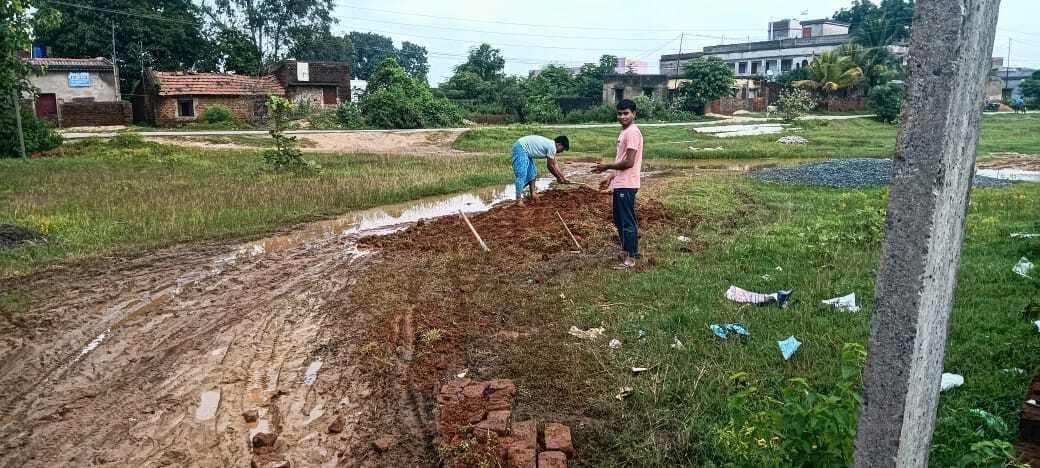 मुस्कान कॉलोनी का मुख्य सड़क कीचड़मय, लोगों बढ़ी परेशानी