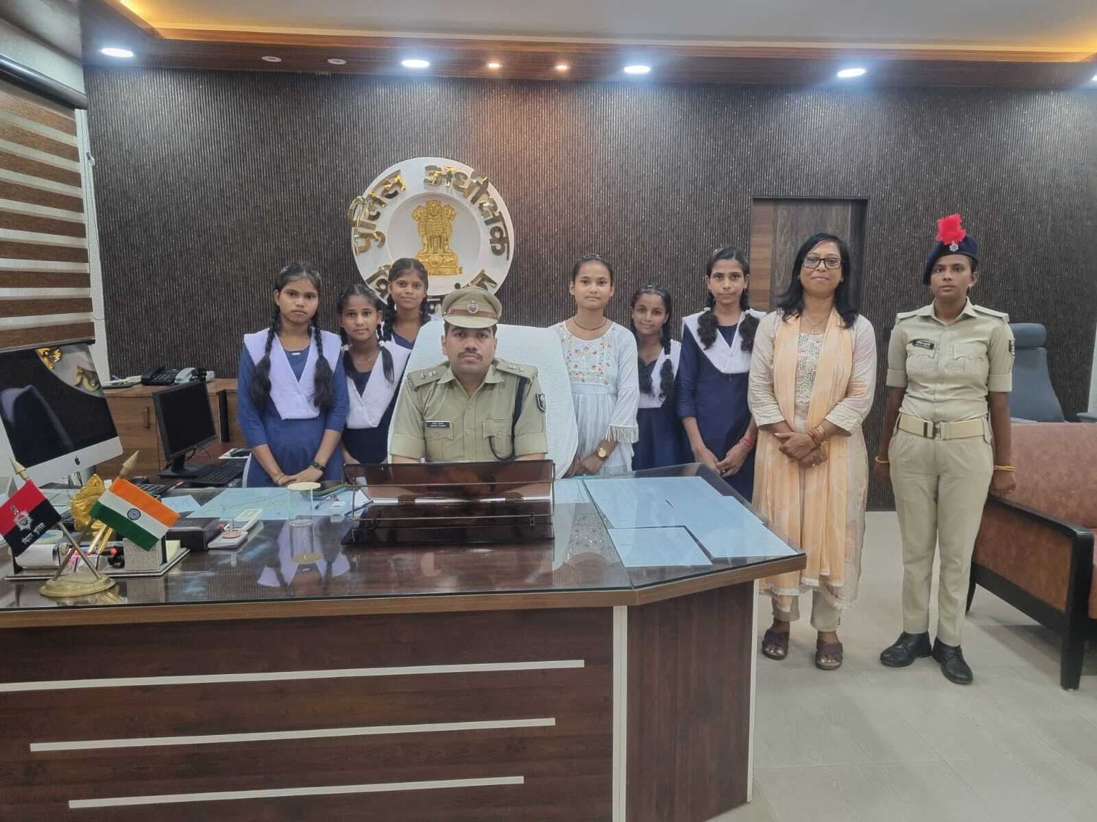 उमवि बेलवा काशीपुर के बच्चों को एसपी ने कैरियर संवारने के दिये टिप्स