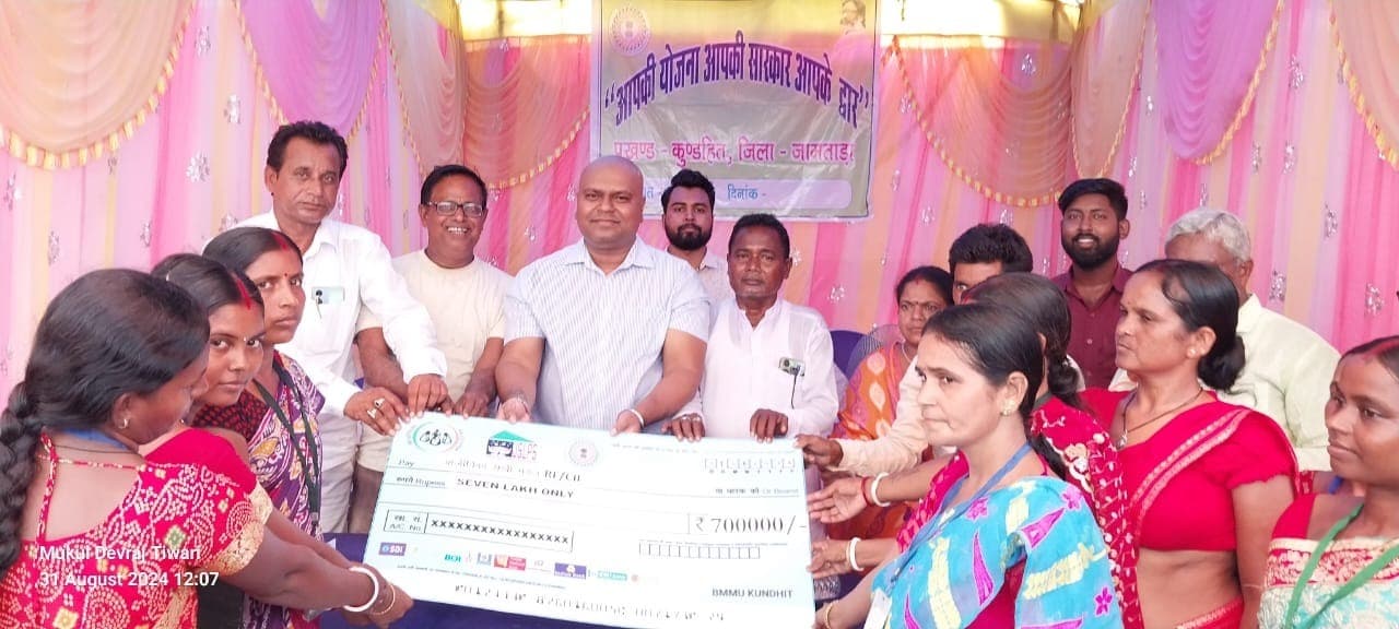 लाभुकों के बीच परिसंपत्तियों का किया गया वितरण, योजनाओं की दी गयी स्वीकृति