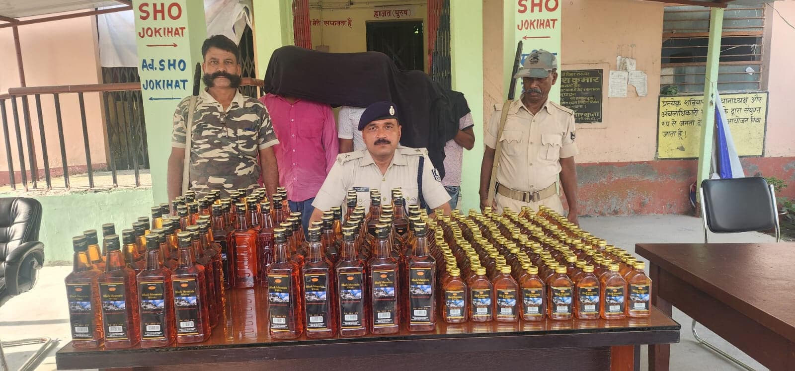 कार से 96 लीटर विदेशी शराब सहित तीन तस्कर गिरफ्तार