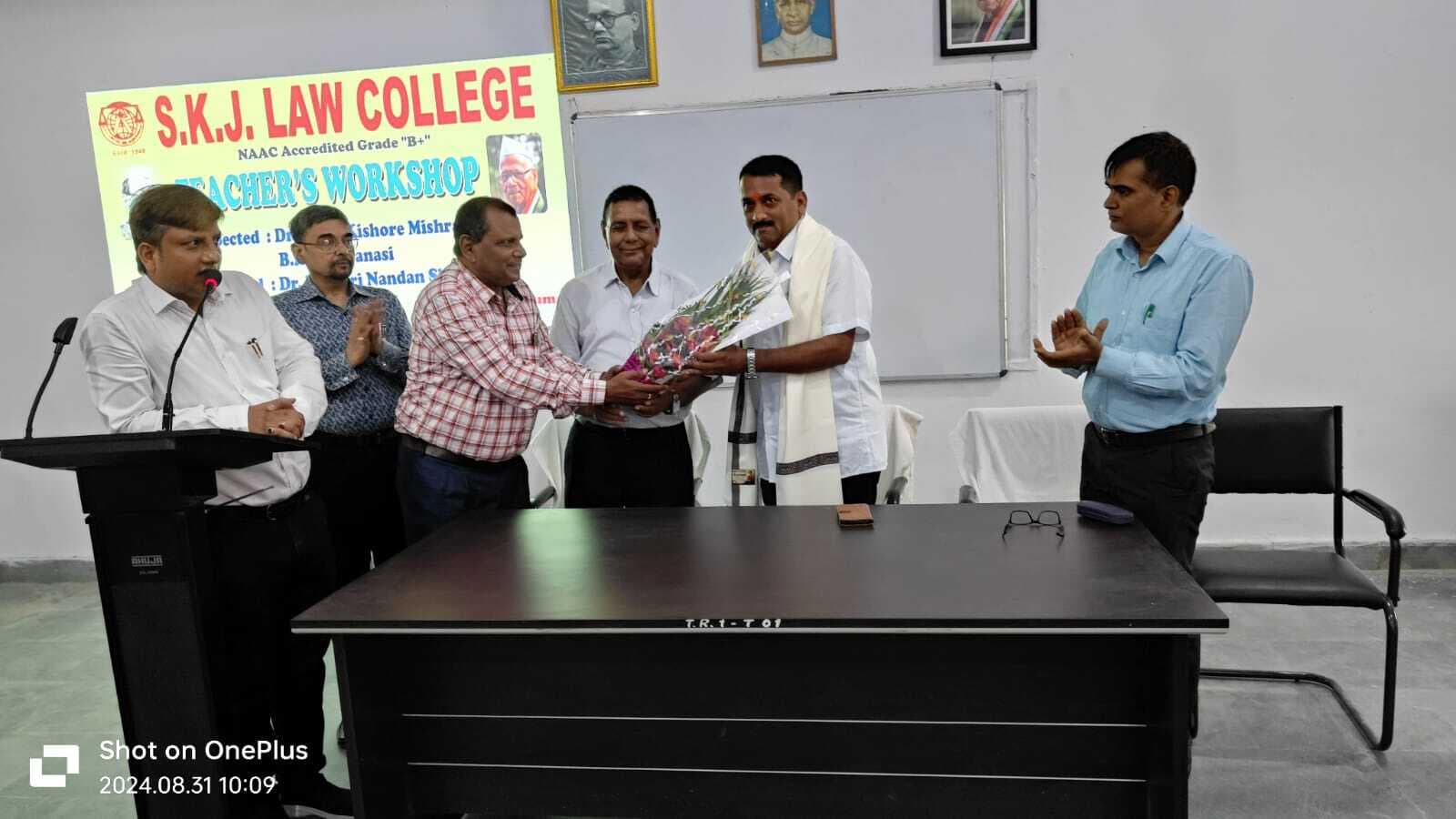 सिर्फ किताबी नहीं, व्यावहारिक ज्ञान भी दें शिक्षक