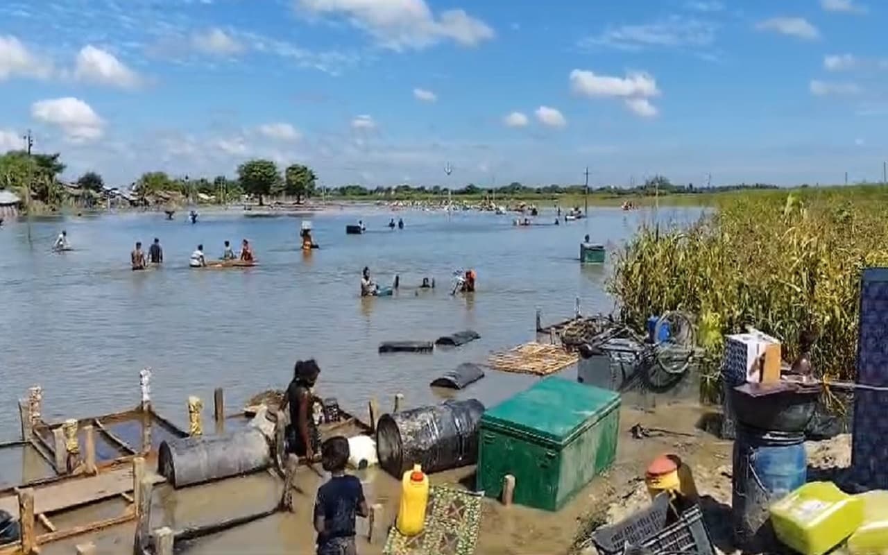 Bihar Video: भागलपुर में और बढ़ सकती है बाढ़ की तबाही, नवगछिया में गंगा की दहाड़ से कांप रहे लोग