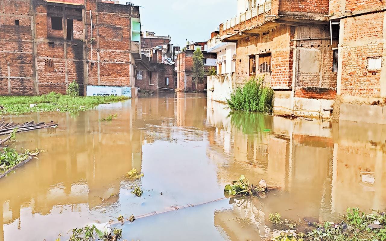 तौफिल और अंठावन गांव में संकट, कई घर और विद्यालय भवन गंगा में समाने की कगार पर