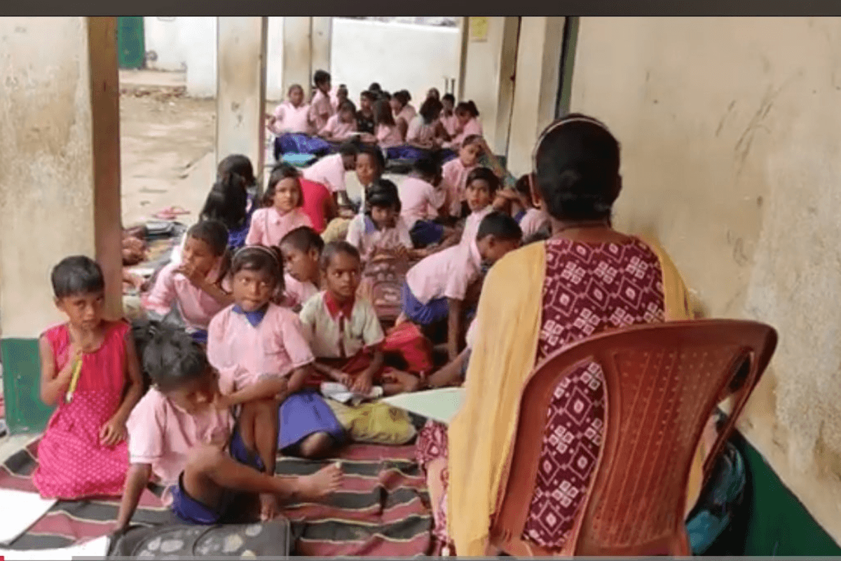 Jharkhand Government School: सरकार ने 5 साल पहले तोड़ा स्कूल, पेड़ के नीचे बच्चे पढ़ने को मजबूर