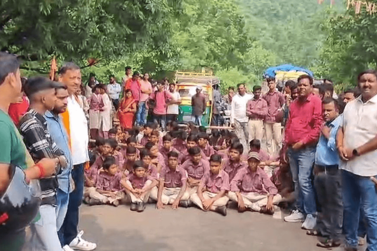 Bokaro News: स्कूली बच्चों ने किया सड़क जाम, आनन-फानन में पूरी की गई मांग, 5 घंटे बाद हटा जाम