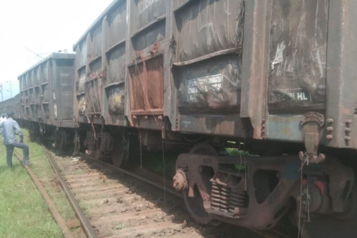 Indian Railways News: राजखरसावां-चाईबासा रेलखंड पर मालगाड़ी के दो डिब्बे बेपटरी, रेलवे ट्रैक दुरुस्त करने में जुटे अधिकारी