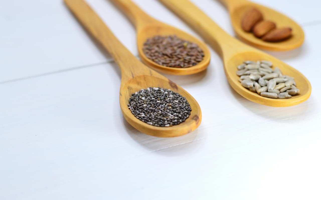 Hair Fall Remedies: बालों का झड़ना हो जाएगा कम, डायट में शामिल करें ये चीजें