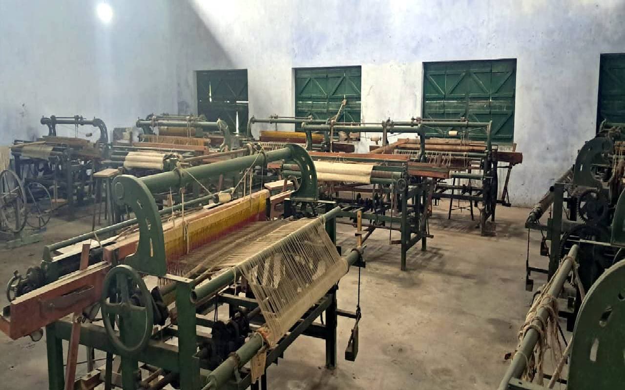 Handloom Day: मुजफ्फरपुर में खादी ग्रामोद्योग संकट में, बुनकरों की कमी से हैंडलूम मशीनें ठप
