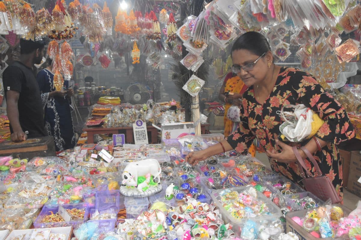 जन्माष्टमी का सजा बाजार : हजारों में बिक रही राधा-कृष्ण की मूर्ति, 500 से 4000 तक के झूले