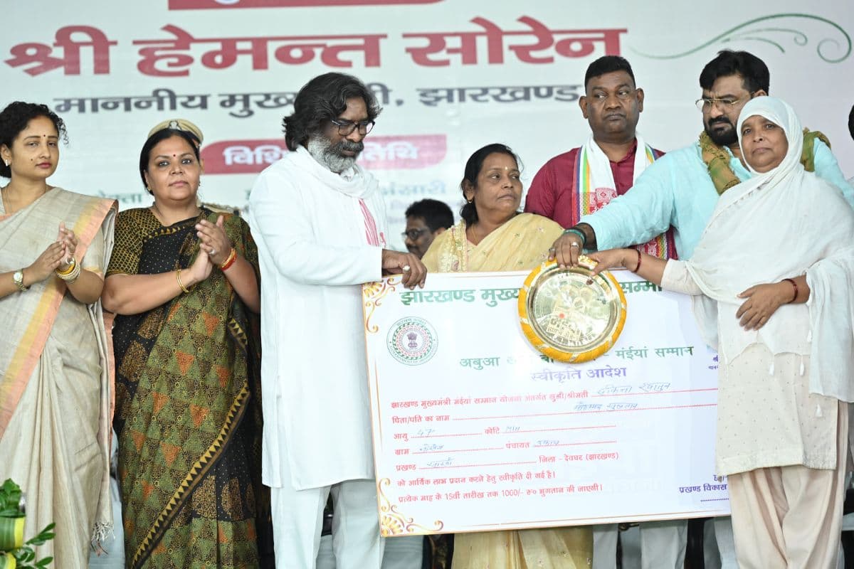Hemant Soren Gift: हेमंत सोरेन की सौगात, 732906 महिलाओं को भेजे गए 1000-1000 रुपए