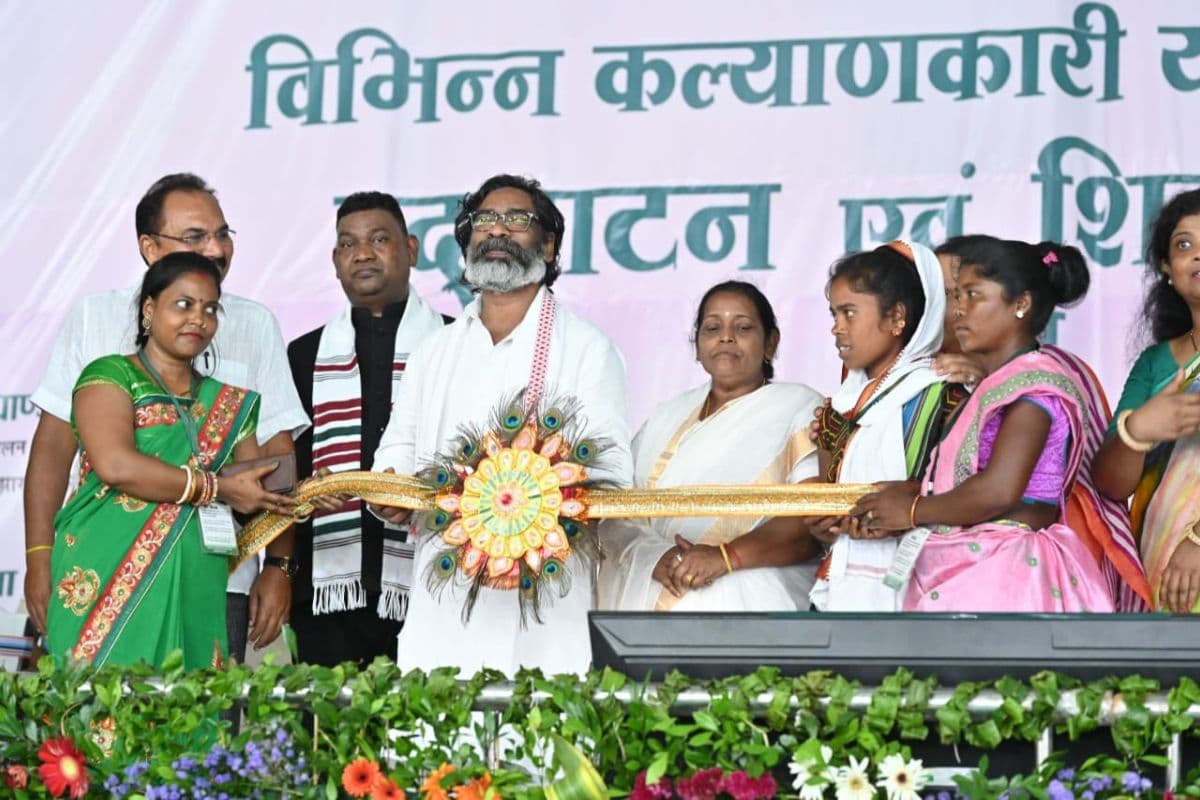 Hemant Soren Gift: सीएम हेमंत सोरेन ने 86 हजार महिलाओं के खाते में ट्रांसफर किए एक-एक हजार, बीजेपी पर साधा निशाना