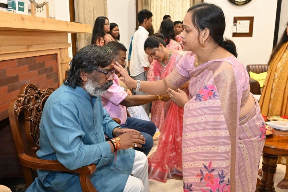 Raksha Bandhan 2024: सीएम हेमंत सोरेन और पूर्व मंत्री बसंत सोरेन की कलाई पर बहनों ने बांधा रक्षासूत्र, कीं उत्तम स्वास्थ्य की कामना