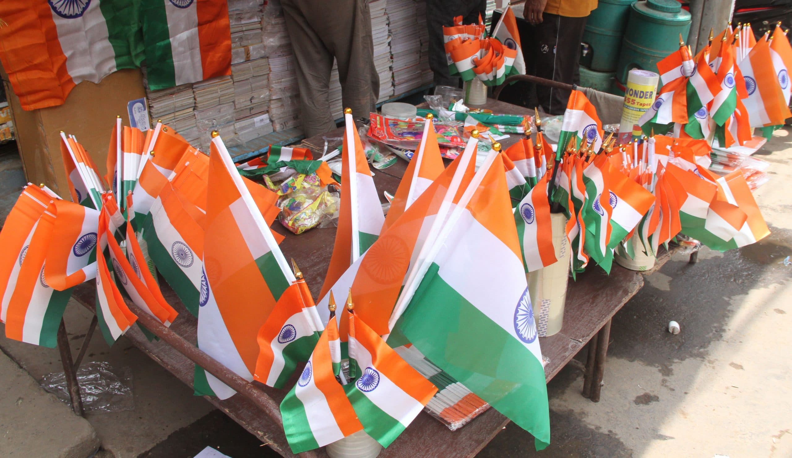 Independence Day: तिरंगा परिधान बना भागलपुर के युवाओं का स्टाइल, लेकिन खादी ग्रामोद्योग में घट गई बिक्री